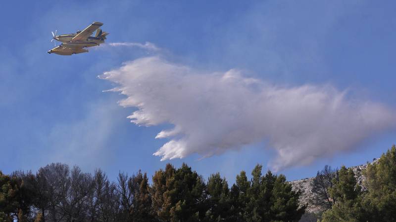 FOTO Pogledajte kako Air Tractor gasi požar u Podstrani