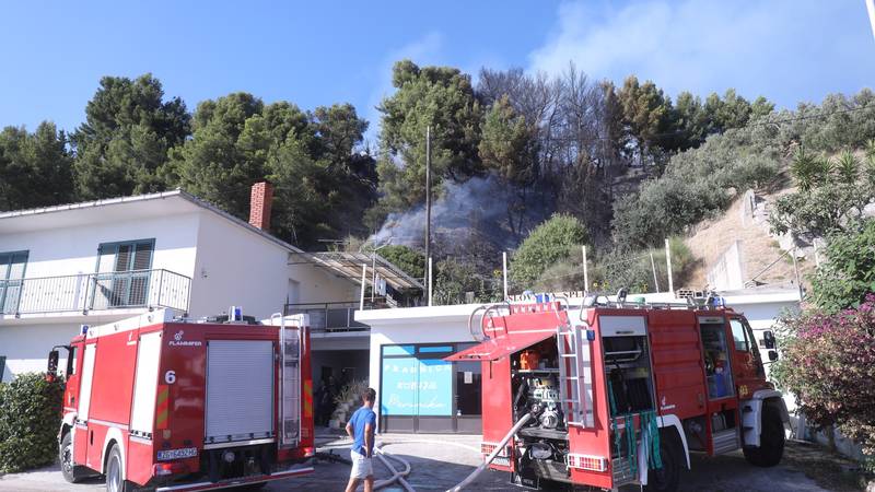 Lokaliziran požar u Podstrani: ‘Vatrogasci dežuraju cijelu noć’