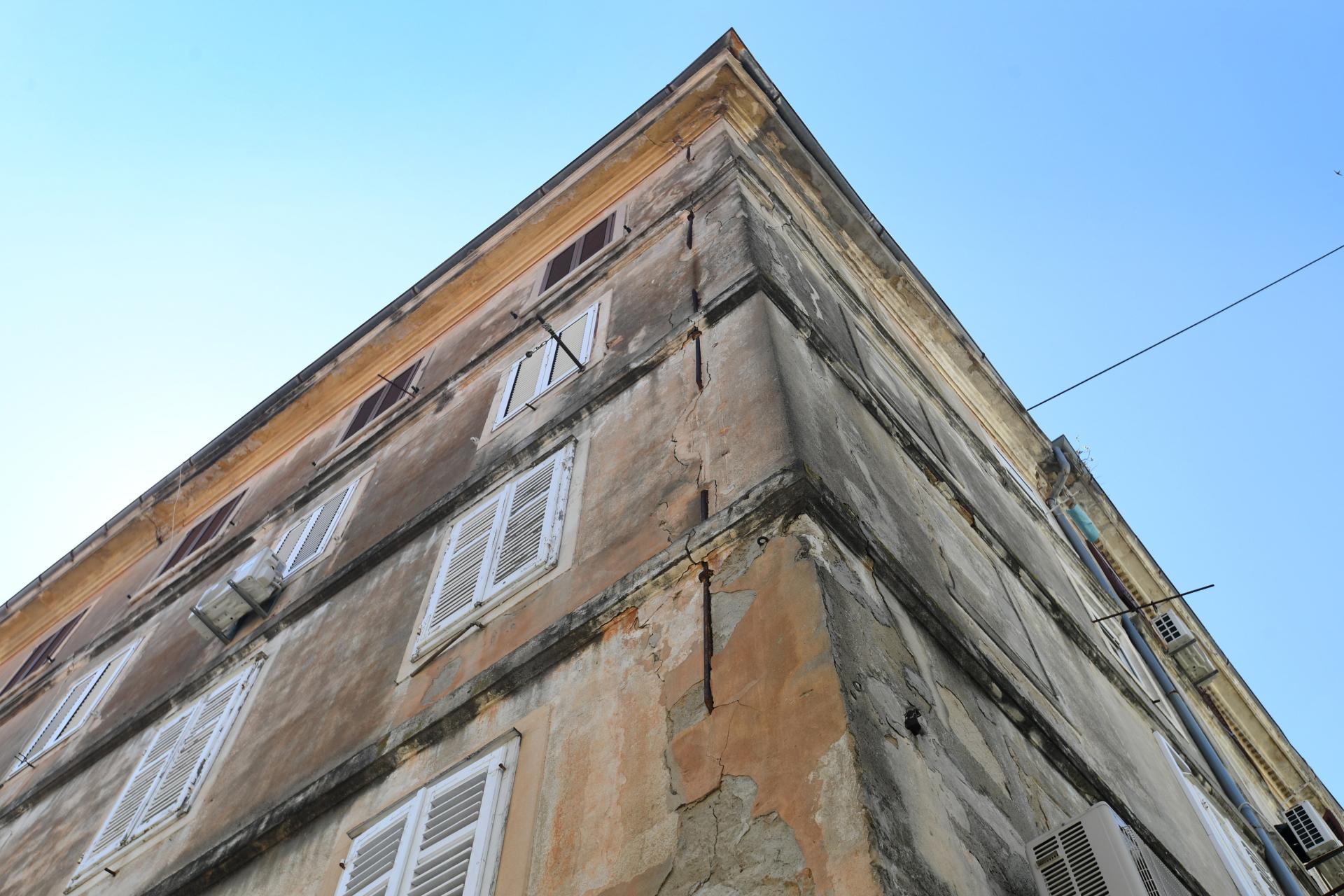 Grad najavio obnovu pročelja zgrada na Poluotoku – evo jedne od zgrada koja vapi za obnovom…