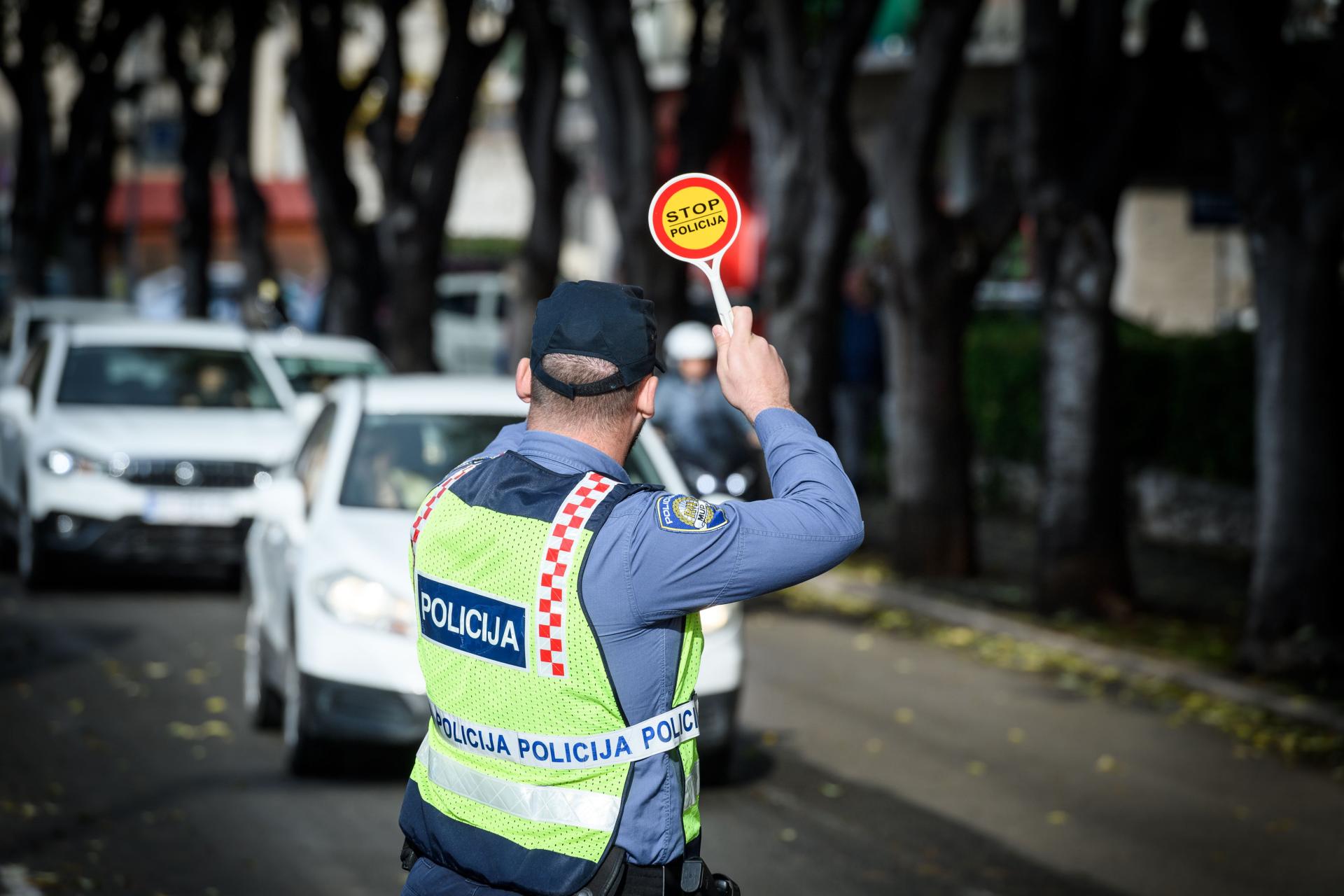 Muškarac u centru Šibenika na zebri udario pješakinju. A tek kad vidite s koliko godina se usudio sjesti za volan