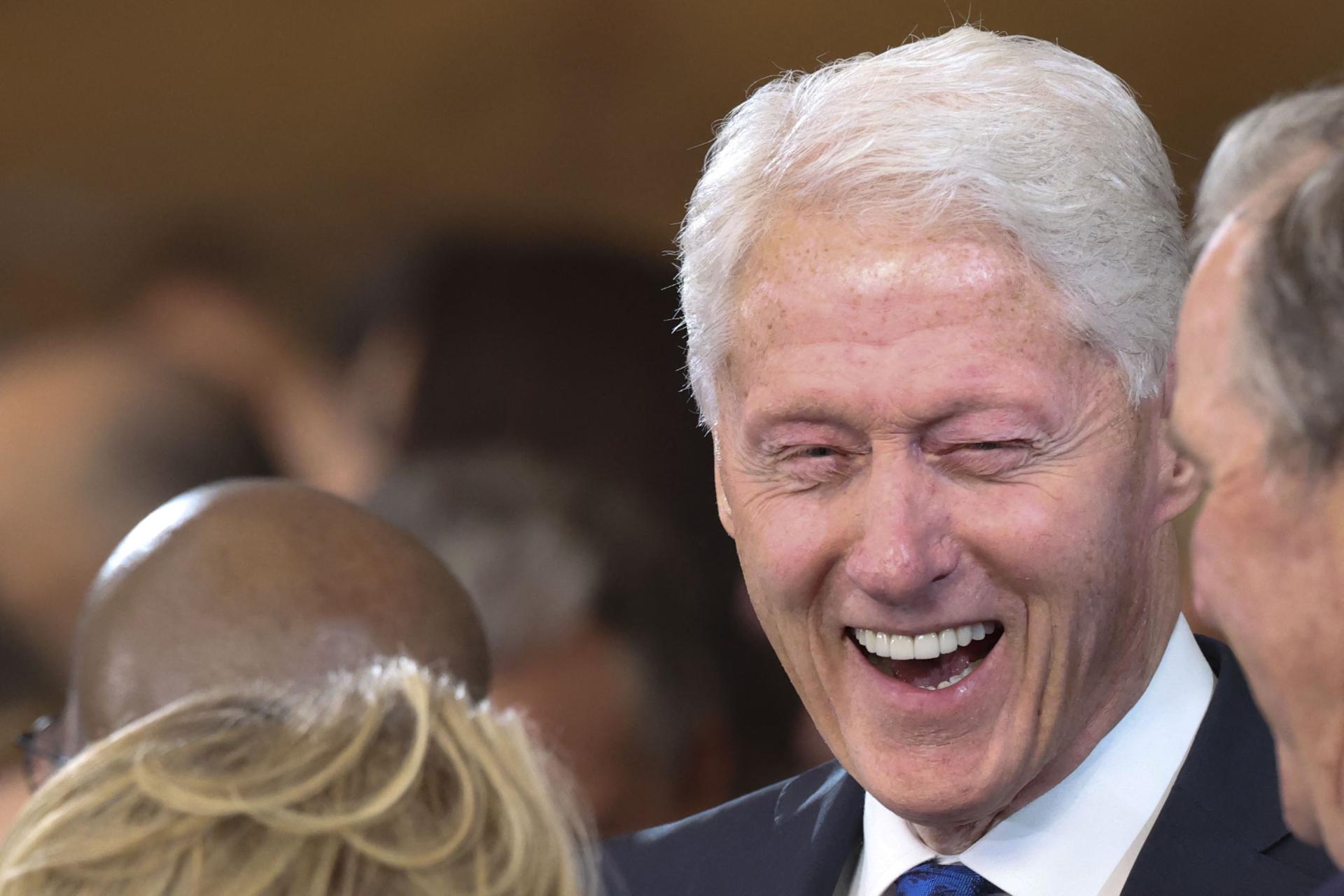 Neočekivani gost u Malom Lošinju. Mještane na rivi danas je iznenadio – Bill Clinton: sakrio se ispod šilterice