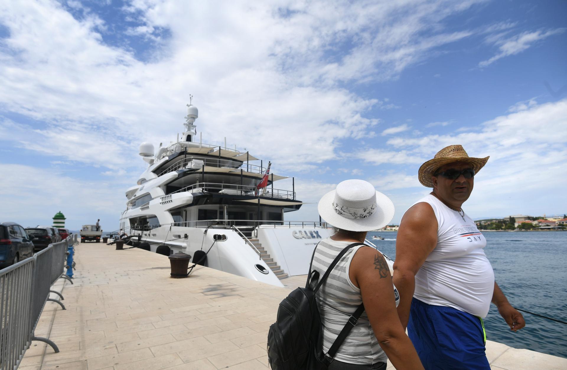 Zadar na meti milijardera: Luksuzna jahta auto-magnata uz samu rivu!