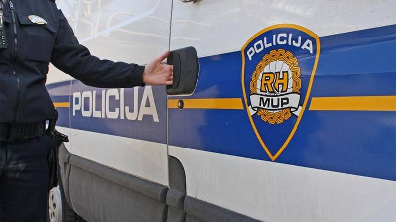 Srbin objavio fotku na kojoj pokazuje tri prsta, policija ga dočekala i protjerala sa Hvara