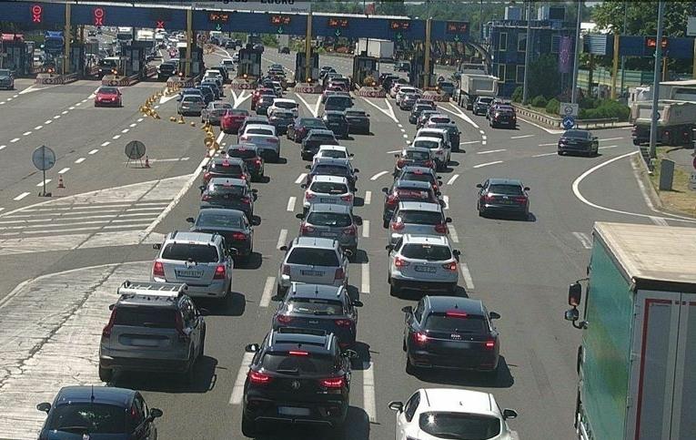 Velike gužve na autocesti prema moru: na zagrebačkoj zaobilaznici kolona duga čak 12 kilometara