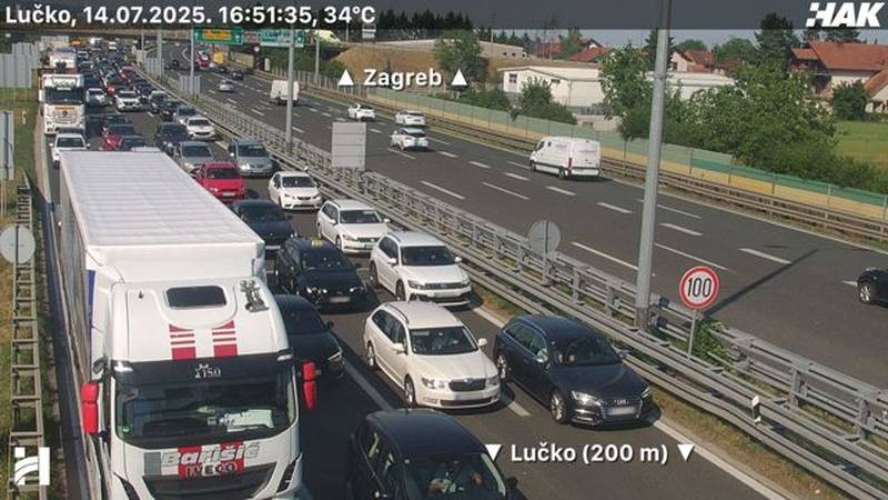 FOTO Gužva na autocesti prema moru: Zbog nesreće kolona kod Jasenice, zagužvalo i na Lučkom
