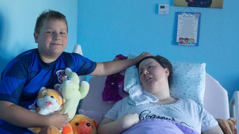 Priča koja slama srce! Dino (11) prodaje igračke da pomogne bolesnoj majci: ‘Samo da je tu’
