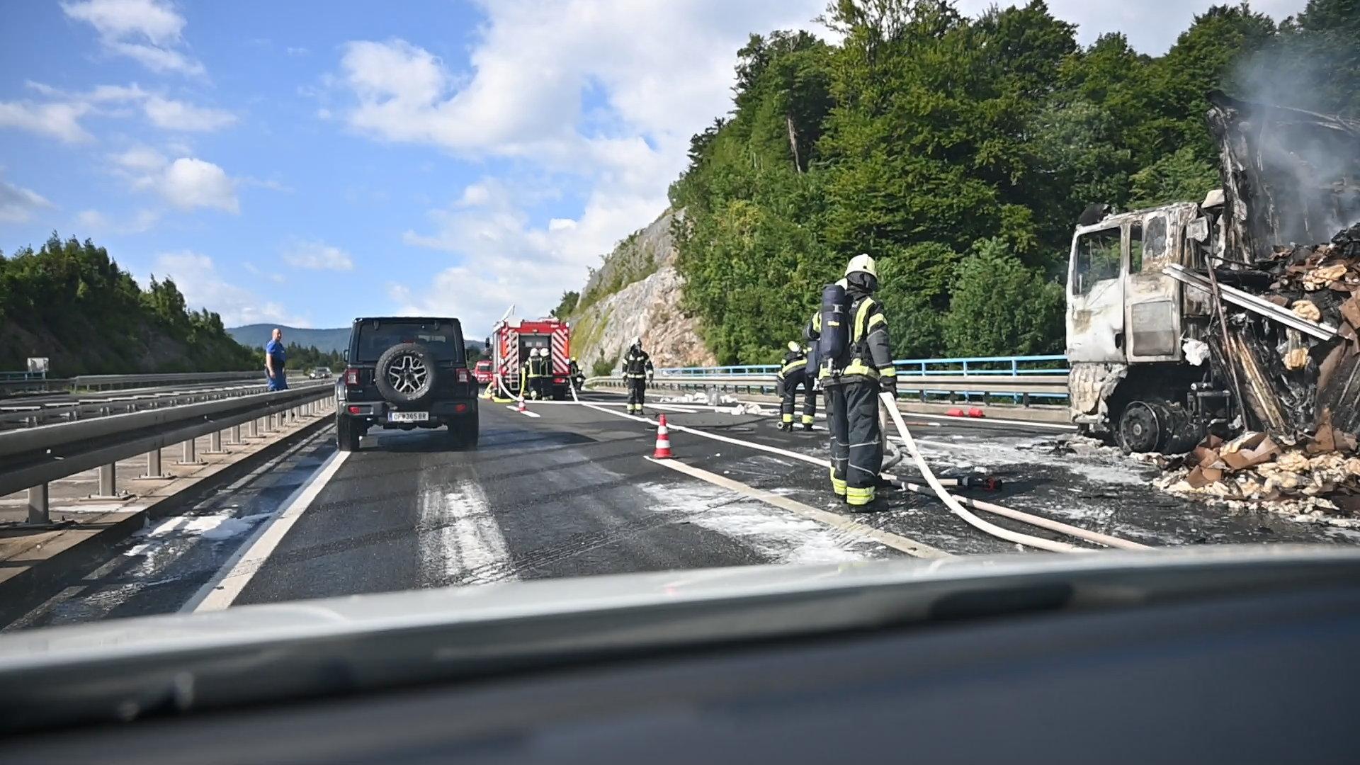 Zbog požara na vozilu na autoputu A1 između čvora Skradin i Vodice vozi se u usporeno koloni dugoj 5 kilometara