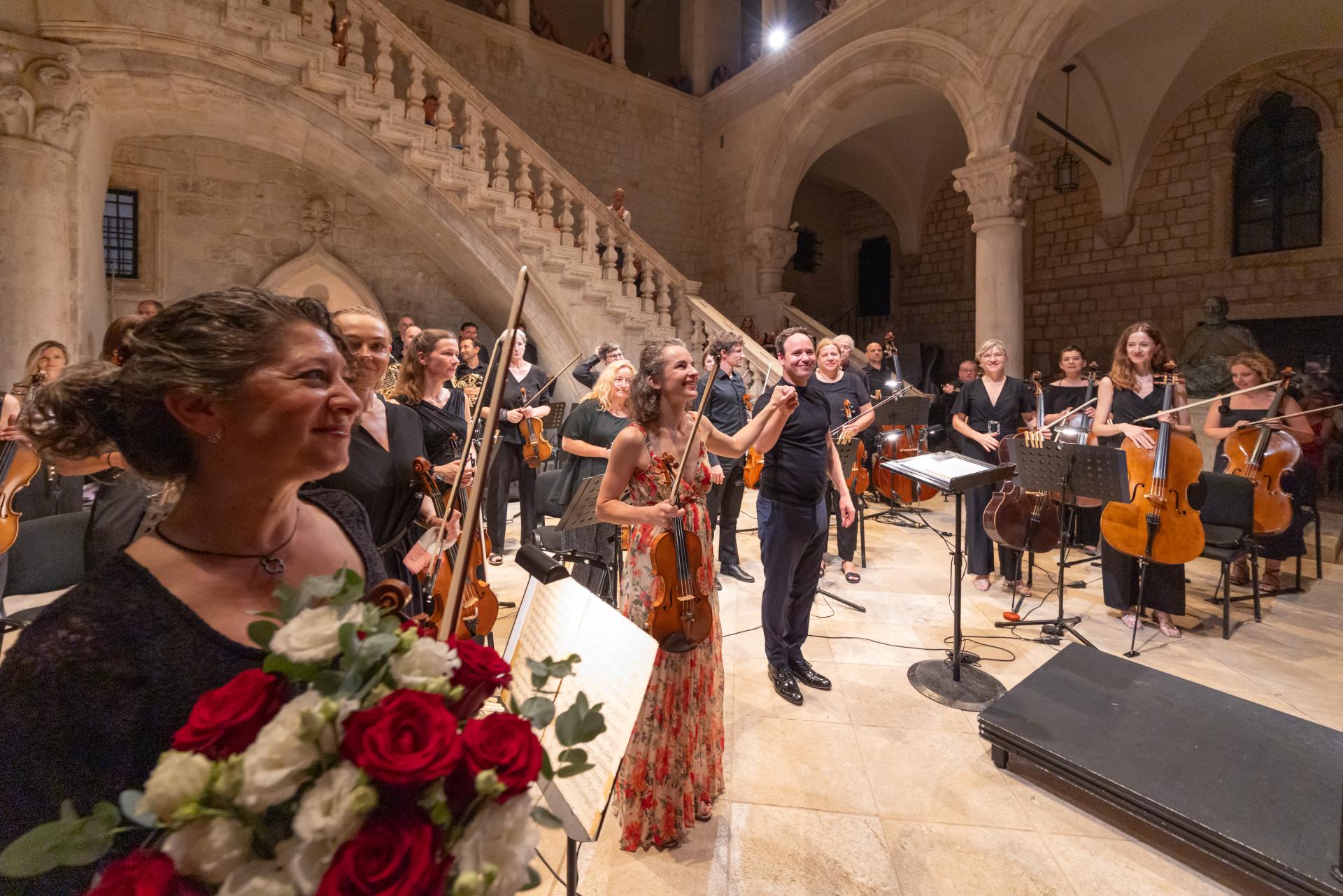 Vrhunski glazbeni užitak ‘stogodišnjaka‘ Dubrovačkog simfonijskog orkestra i svjetski poznate violinistice Aline Pogostkine, pod ravnanjem Gergelyja Madarasa