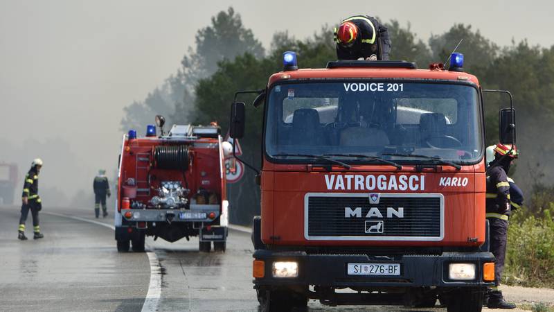Zbog požara kod Jesenica zatvorena Jadranka magistrala