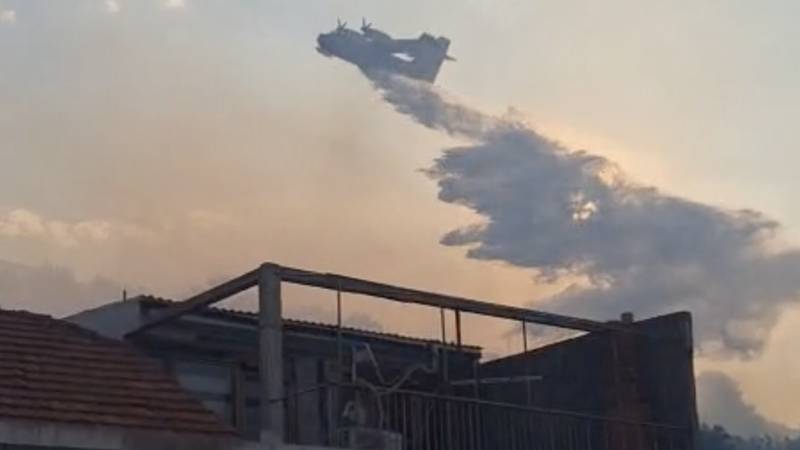 VIDEO Veliki požar kod Jesenica i dalje divlja: Vatrogascima su u pomoć stigla i četiri kanadera