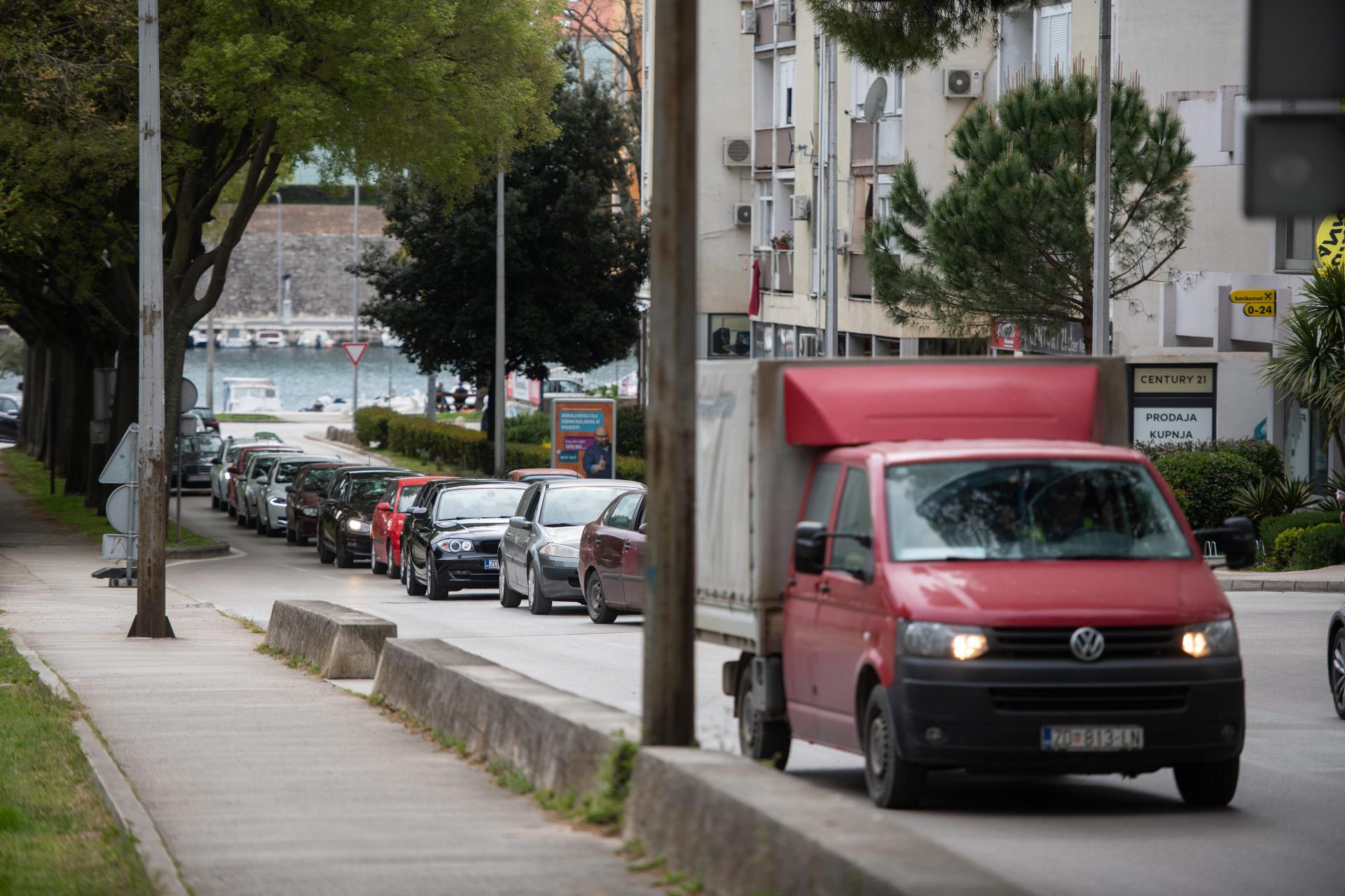 Pištoljem natjerao vozače kod Male pošte da izađu iz automobila i odvezao se u nepoznatom pravcu