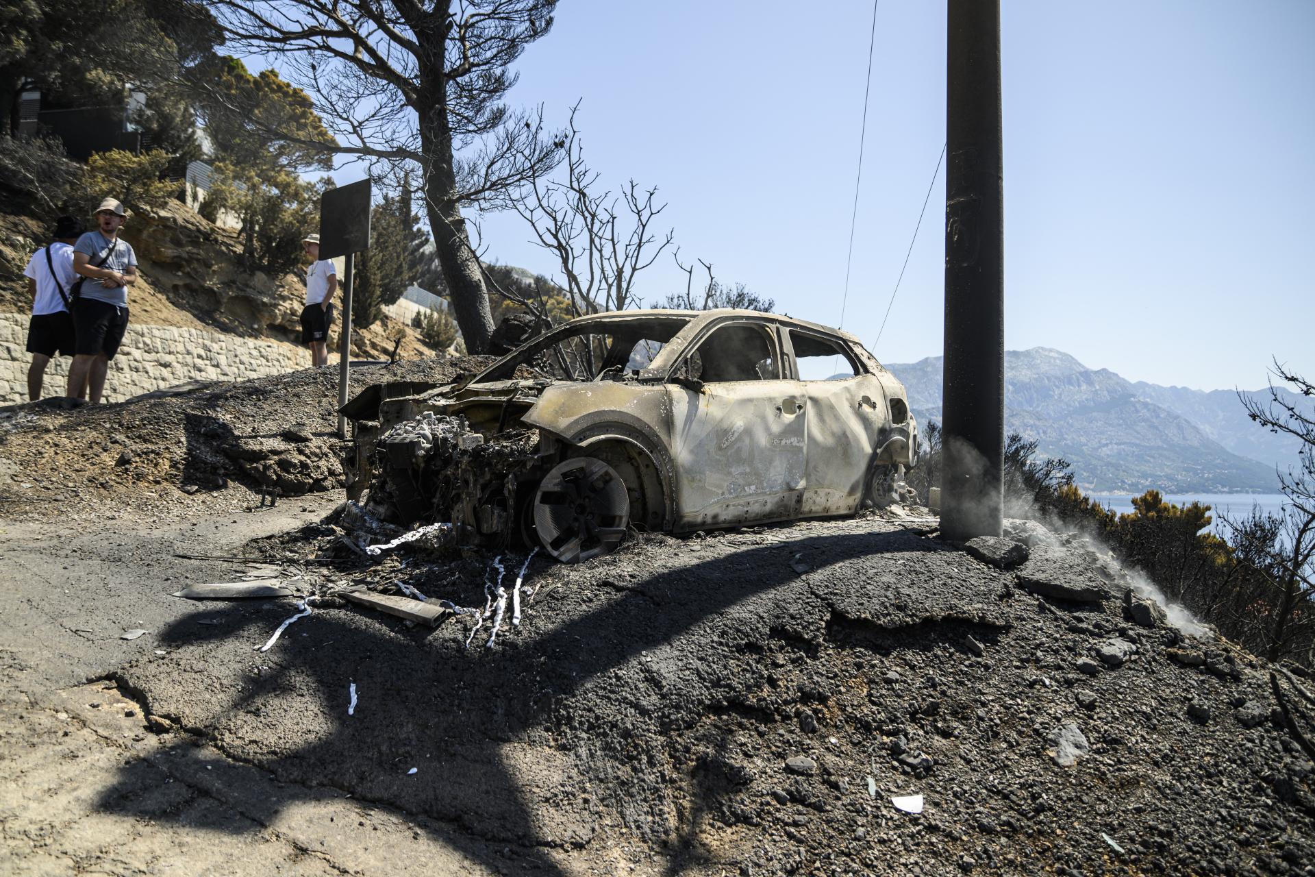 Pijani Talijan sletio s ceste kod Šimuna, vozilo se zapalilo i izazvalo požar. Odveden na sud i novčano kažnjen, pušten je