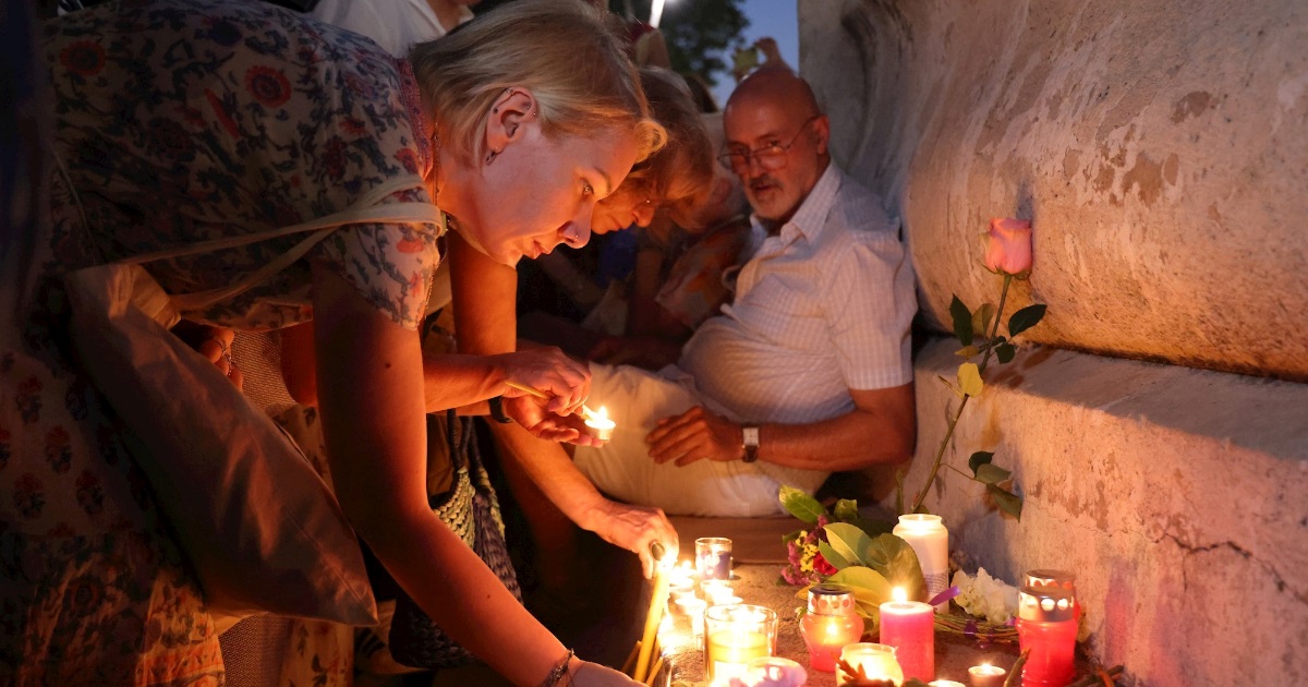 Dirljive fotografije iz Beograda: Stotine ljudi okupilo se zbog Gabi, Arsena i Matije