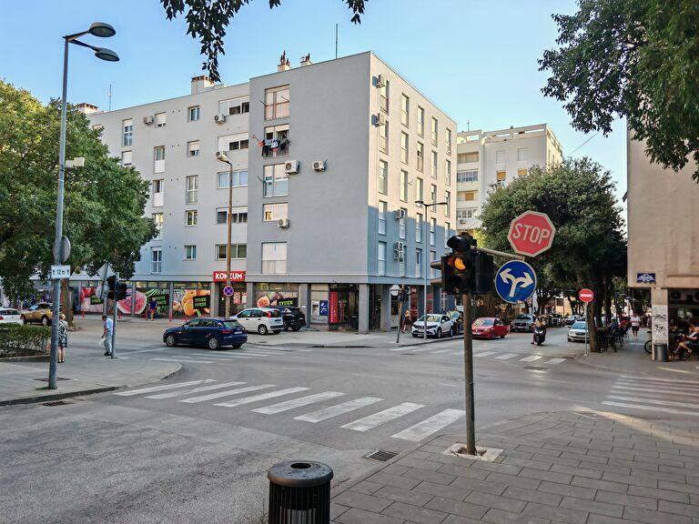 Pješaci i vozači oprez – već danima kvar na semaforu kod Male pošte. I potrajat će…