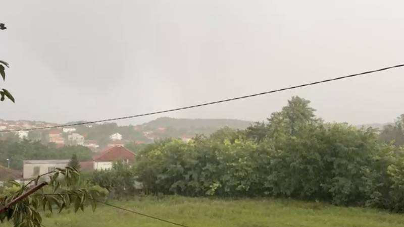 VIDEO Grmljavina i pljuskovi u Dalmaciji. Sutra se nastavlja pakleno vruće vrijeme…