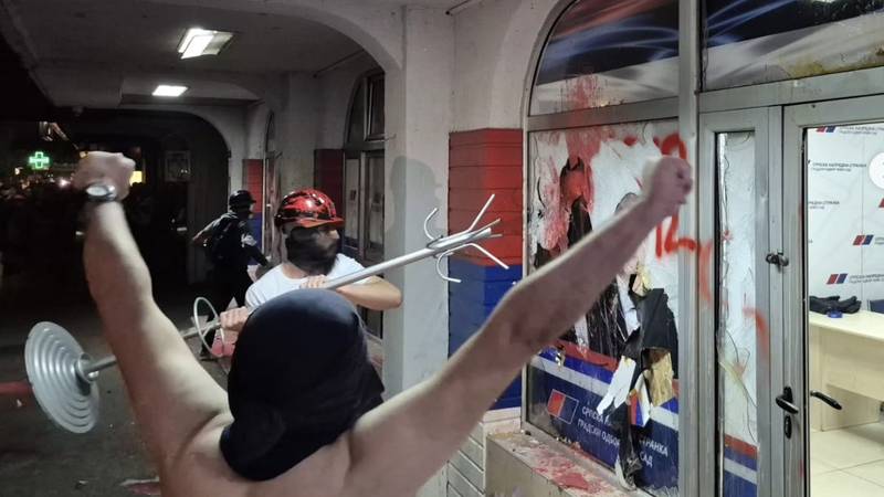 VIDEO Demolirane prostorije SNS-a u Novom Sadu: Gađali su ih jajima pa polili bojama…