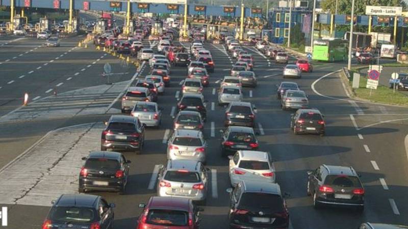 Krenule su gužve: Kolona kod Lučkog je jutros četiri kilometra