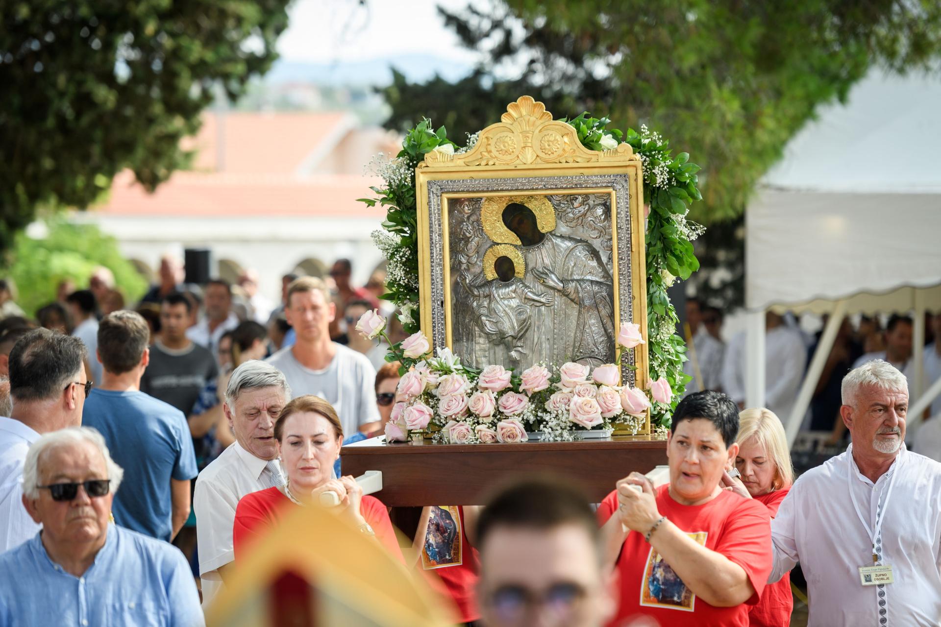 Pogledajte kako se slavi Velika Gospa u Vrpolju: Kraljici Hrvata došli se pokloniti brojni vjernici iz cijele Hrvatske