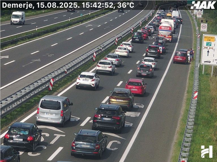 Pojačan je promet, kolone na A1, zastoji na Jadranskoj magistrali i granicama