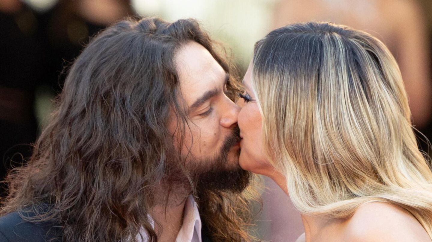 Heidi Klum: Heidi Klum pruža slatki “KISS CAM” u tokijskom obljetnici hotela