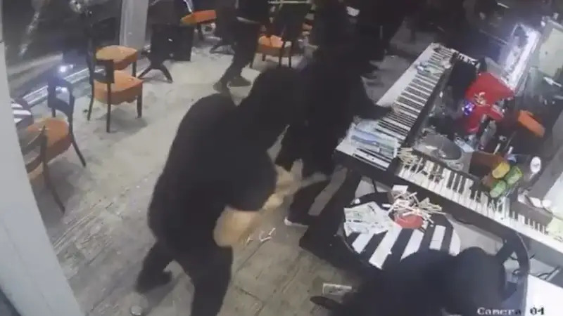 VIDEO Huligani razbili kafić u Valjevu, konobarica završila u Hitnoj. Motiv je politički?