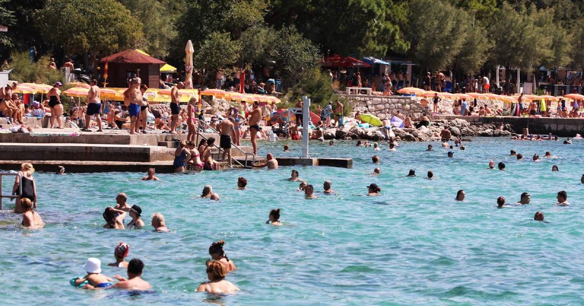 Zbog paklenih vrućina Hrvati i turisti pohrlili na plaže, gužva u Novom Vinodolskom