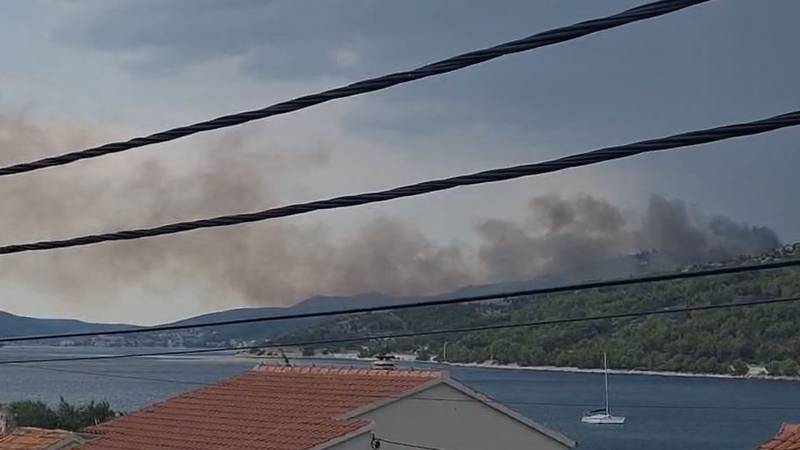 VIDEO Požar kraj Trogira: ‘Sve je buknulo nakon udara groma’