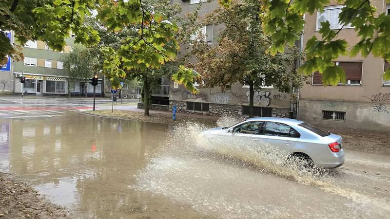 FOTO Veliko nevrijeme poharalo Osijek. Srušena stabla: Otvorilo se odjednom nebo i zemlja…
