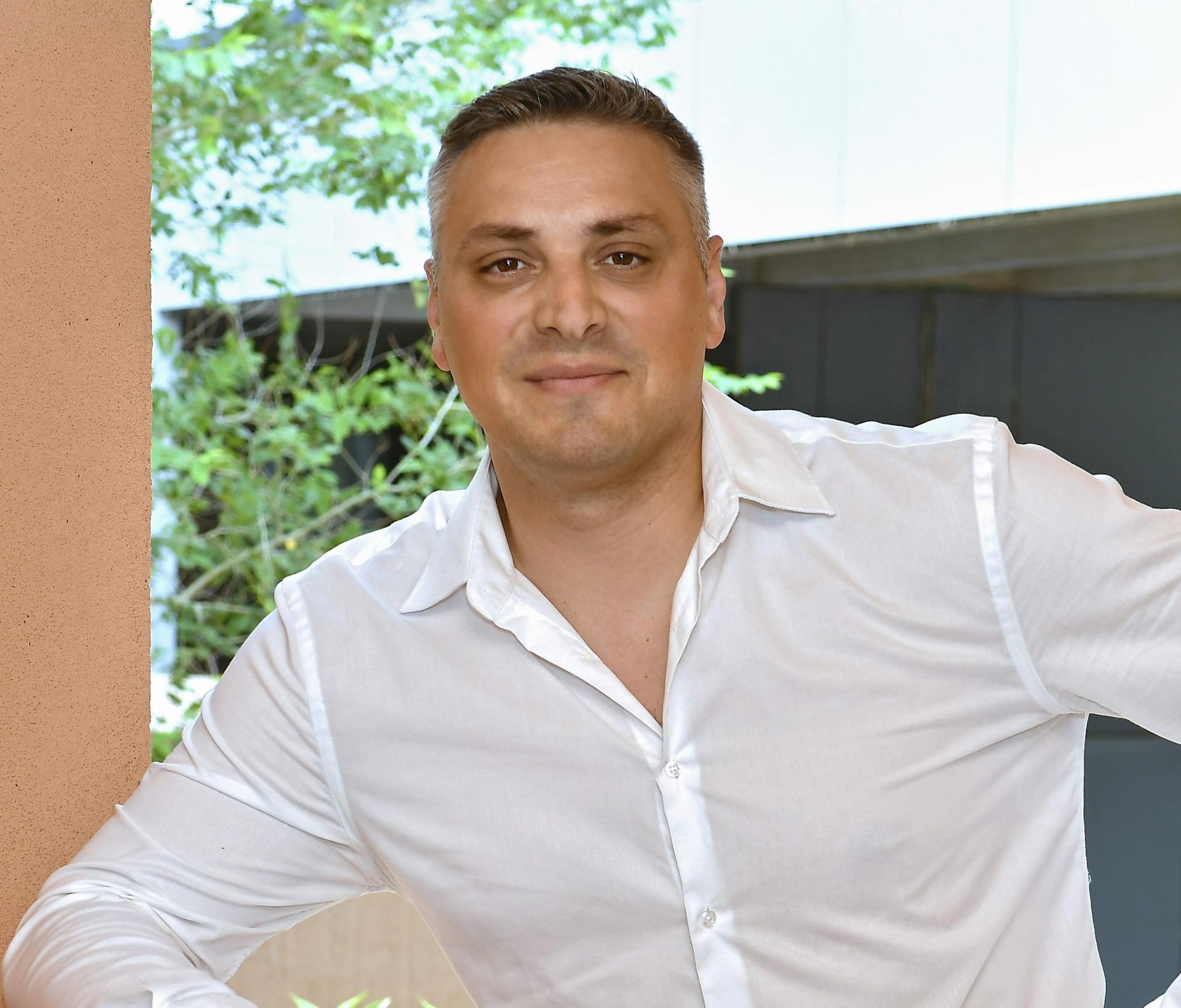 Petar Dragojević i supruga dobili šesto dijete, pjevač prerezao pupčanu vrpcu: ‘Savjetujem očevima da idu na porod‘