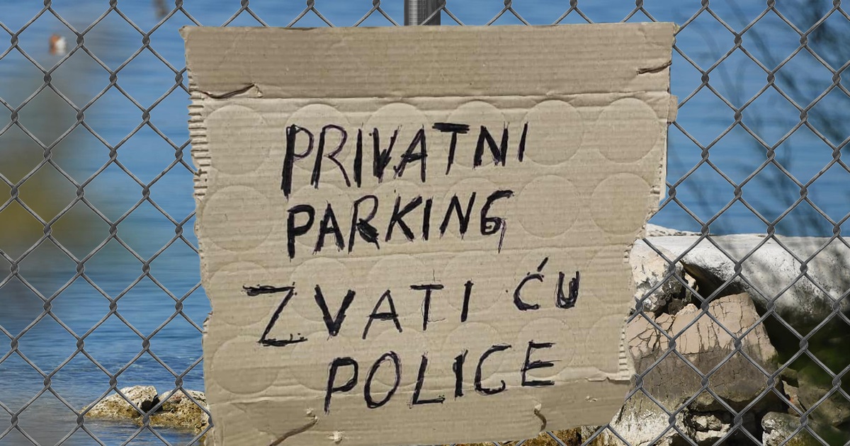 Natpis na parkingu u Dalmaciji nasmijao Fejs: “To se zove dvojezična obavijest”