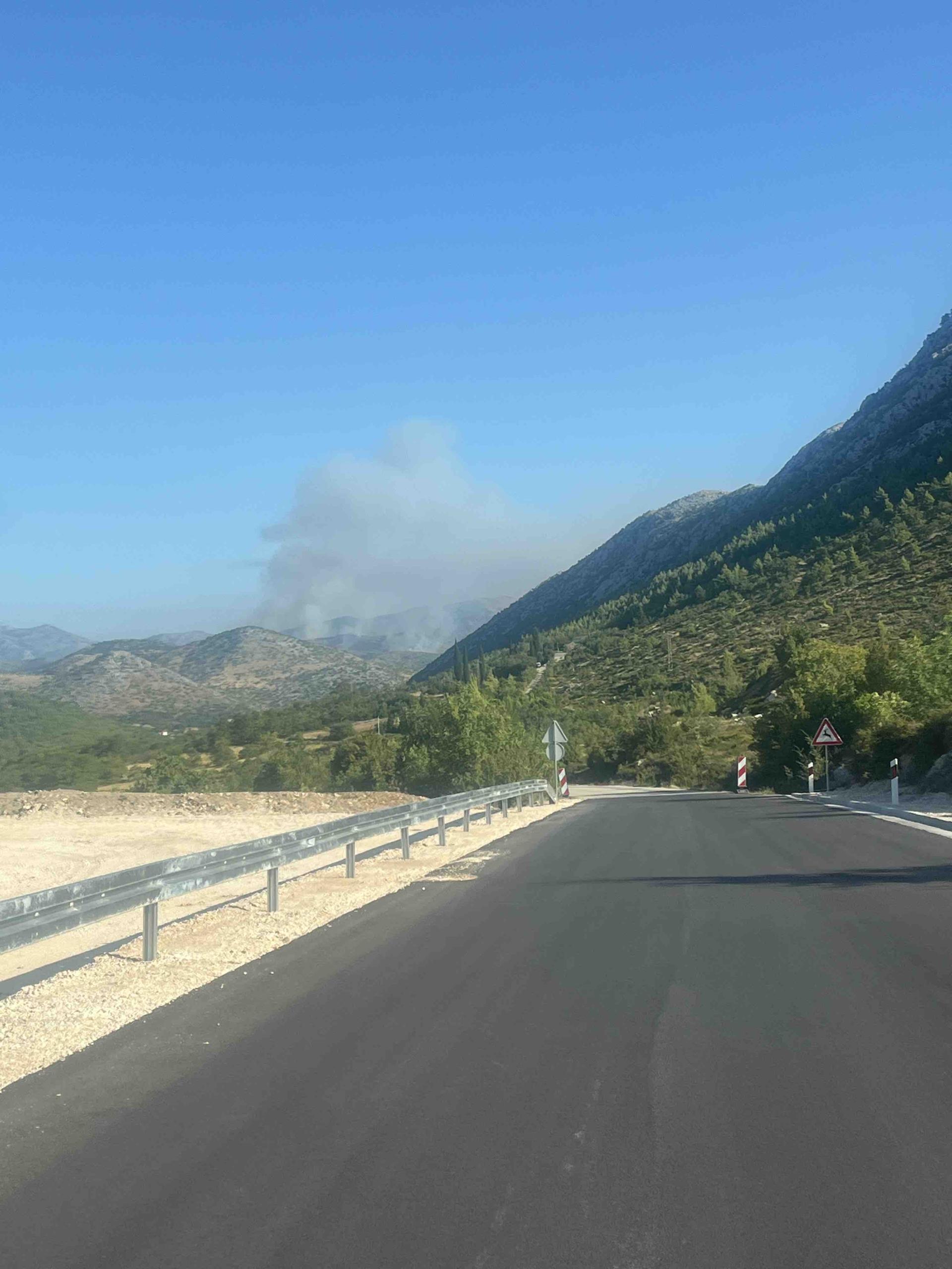 Gori između Trnovice i Drijena u BiH: na intervenciju izašli vatrogasci s cijelog dubrovačkog područja, stigli i Kanaderi