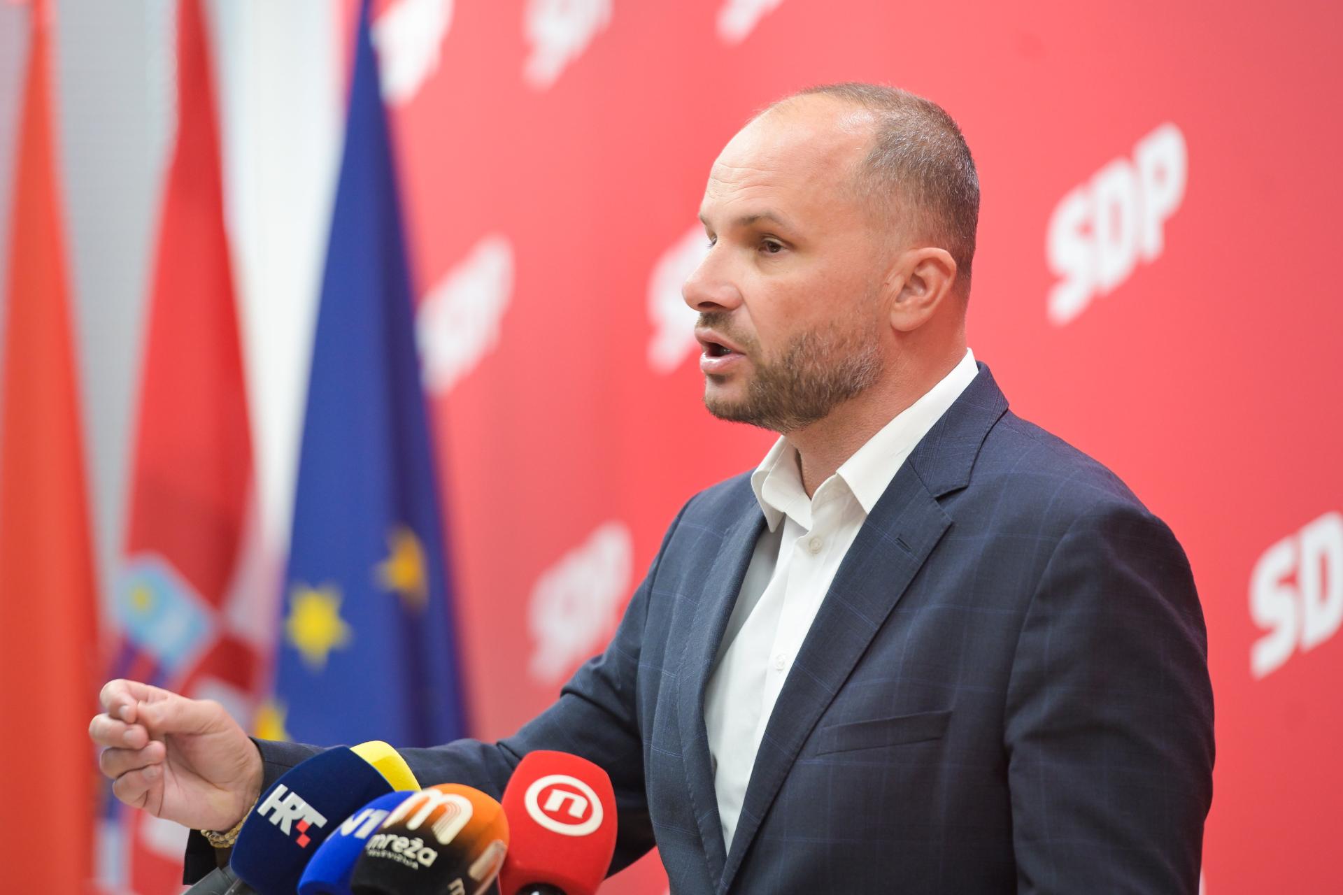 Hajdaš Dončić: ‘Što je to što je podržala Plenkovićeva vlada? Korak prema Vučićevoj Srbiji ili prema Orwellovom društvu‘