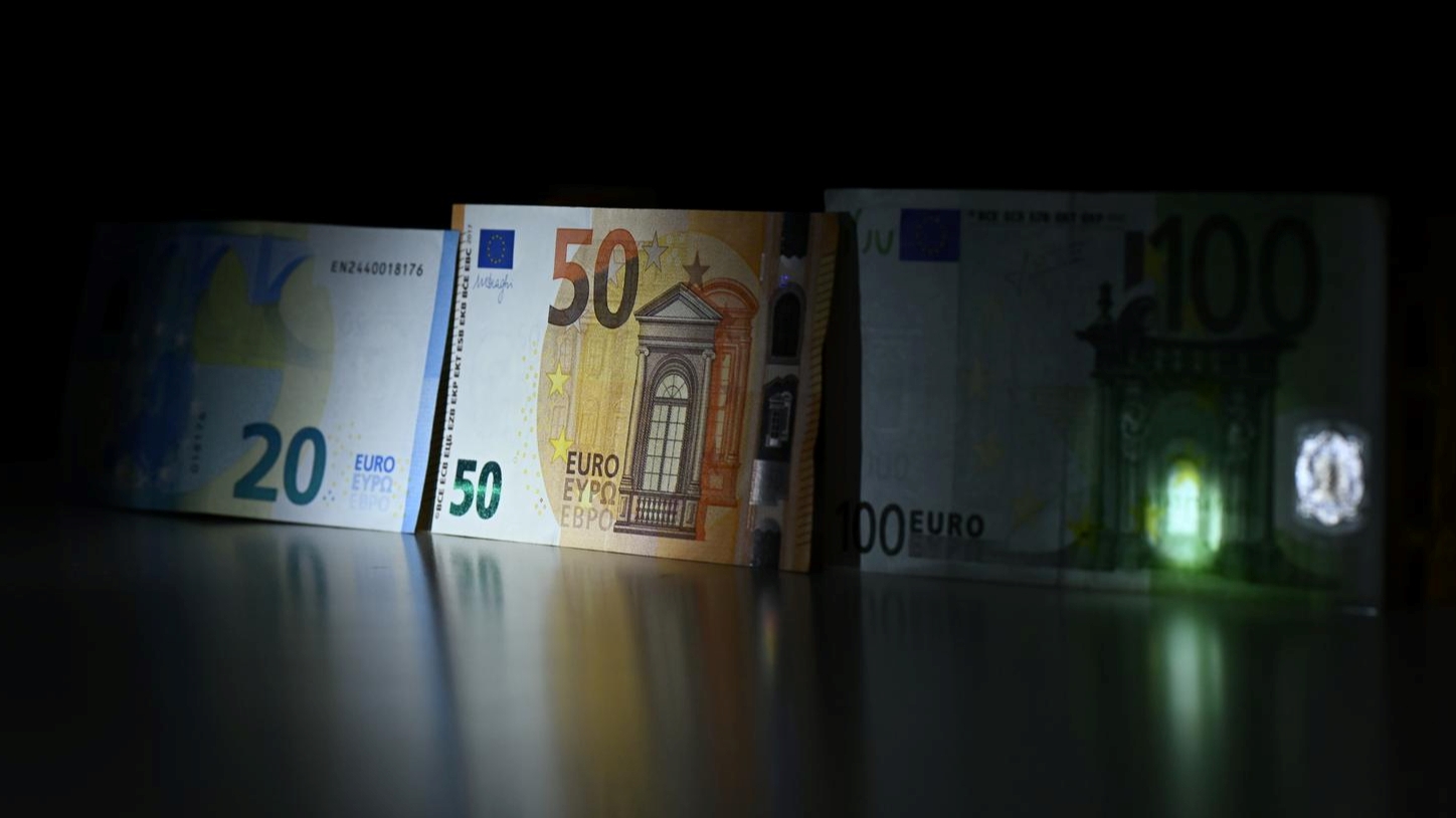 Stižu povišice za 250.000 javnih i državnih službenika. Evo koliko im rastu plaće