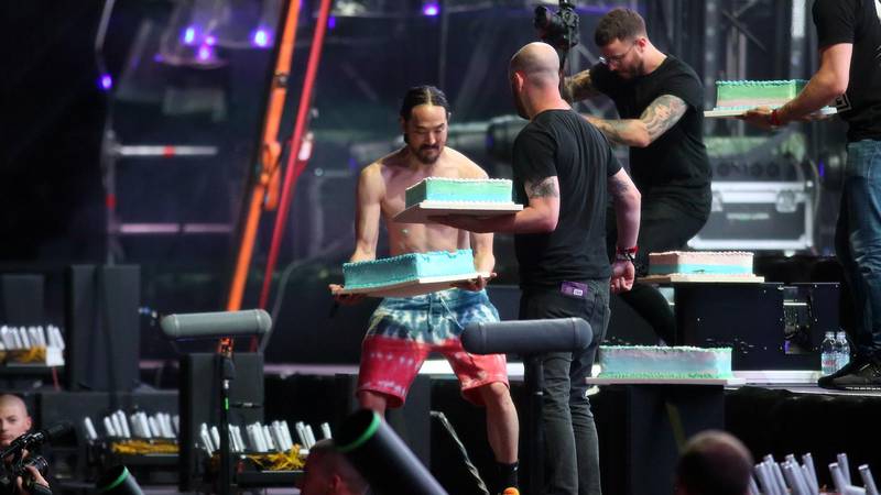 Evo zašto Steve Aoki baca torte na svoje fanove: Uskoro će i publika u Zagrebu to doživjeti!