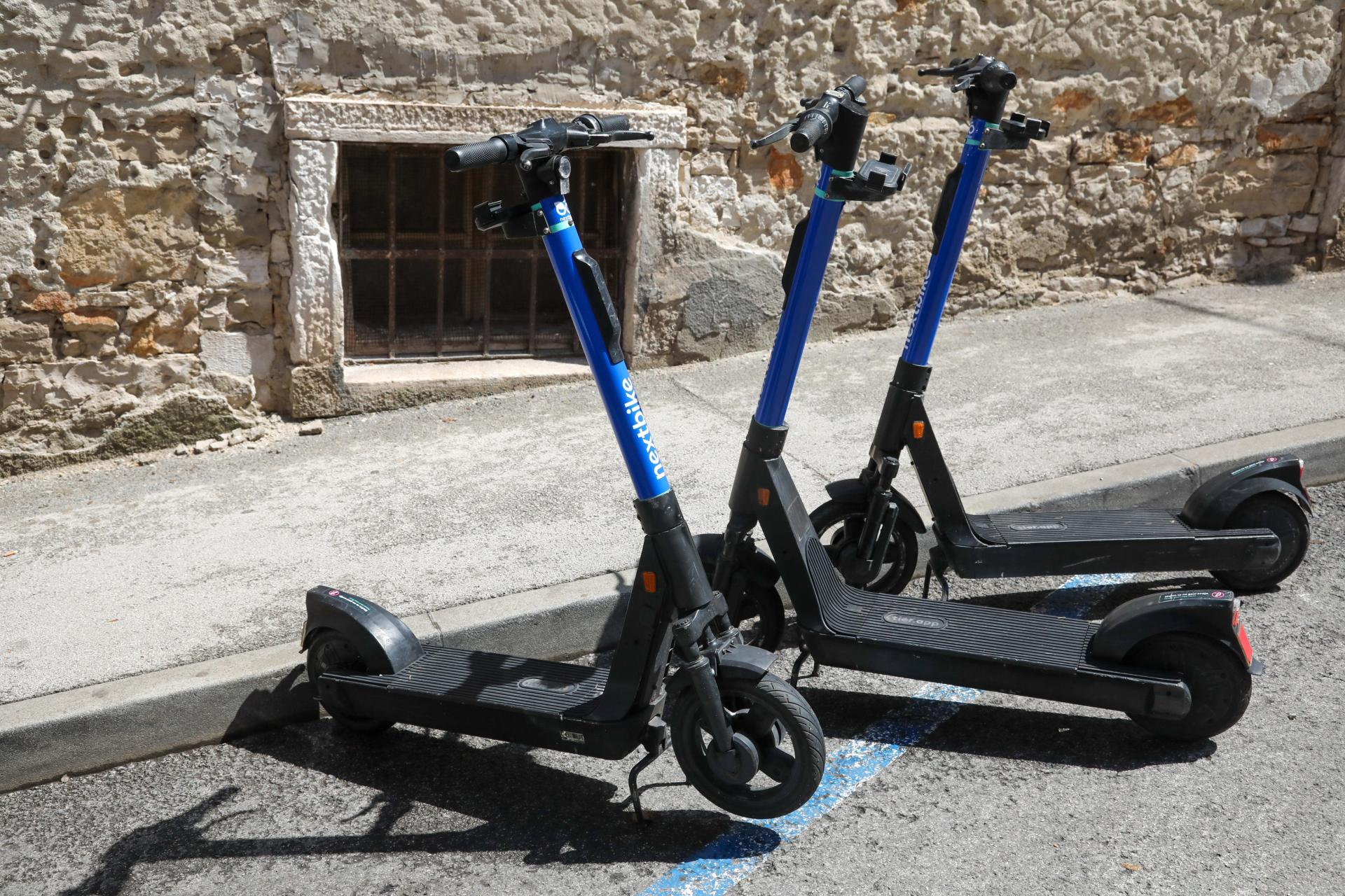 Vozio romobil jednom rukom i bez kacige pa izgubio kontrolu: s teškim ozljedama zadržan u bolnici