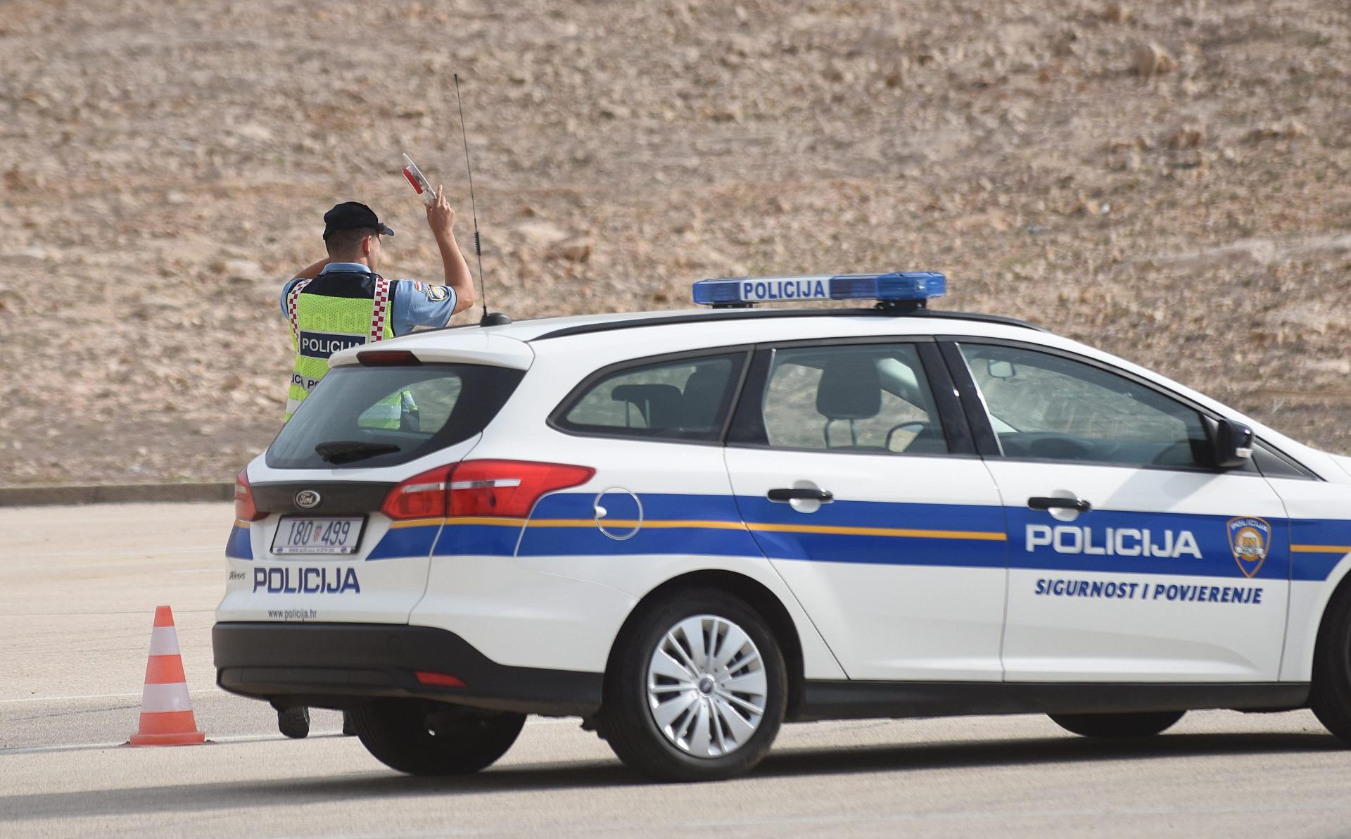 Mladi Slovenac držao se za krov auta, pao i teško se ozlijedio. Ostavio stradalog 18-godišnjaka na cesti