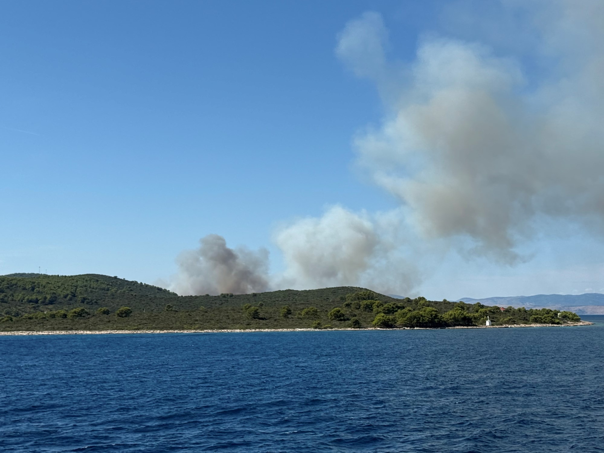 VIDEO I FOTO Jako gori na Šolti, stigli kanaderi