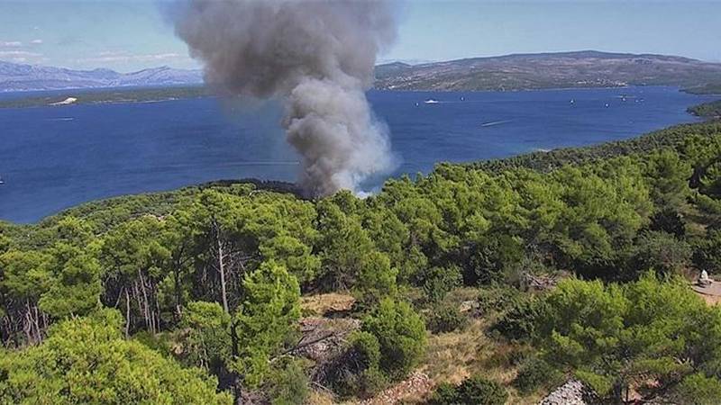 VIDEO Veliki požar gori na Šolti, prijetio kućama. Gase kanaderi