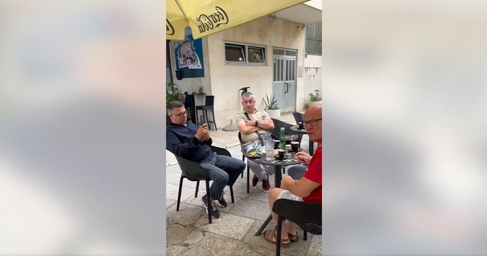 Radeta zaskočio na kavi djelatnike Obala i lučice, ujedno i gradske vijećnike, i direktora Vodovoda. Video je hit