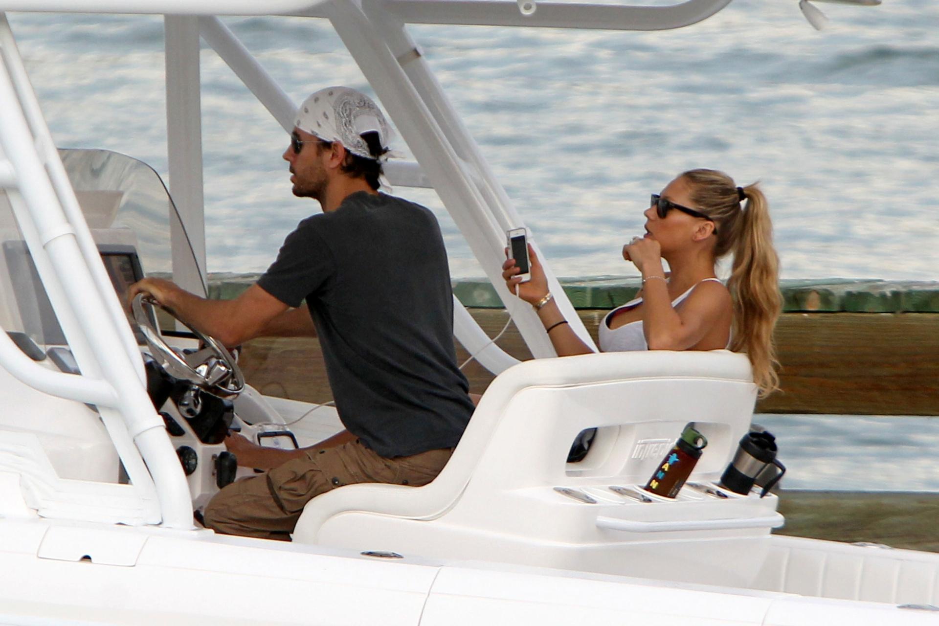 Anna Kournikova i Enrique Iglesias žive život daleko od svjetla reflektora u Miamiju i čekaju četvrto dijete