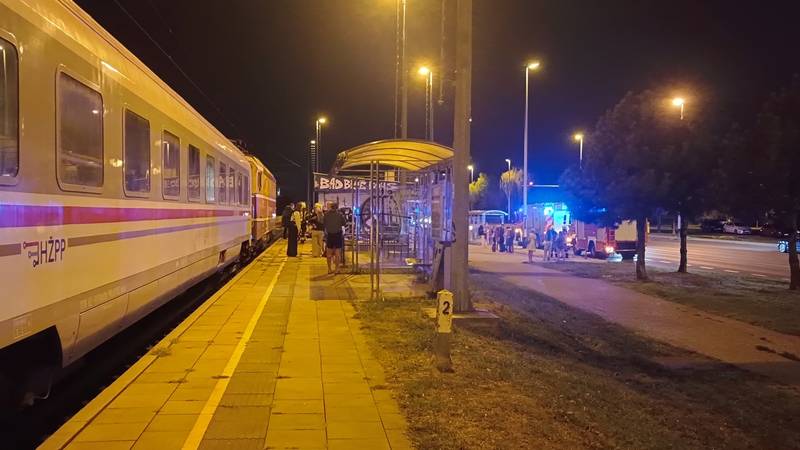 FOTO Zapalio se vlak u Zagrebu: Strojovođu odvela hitna
