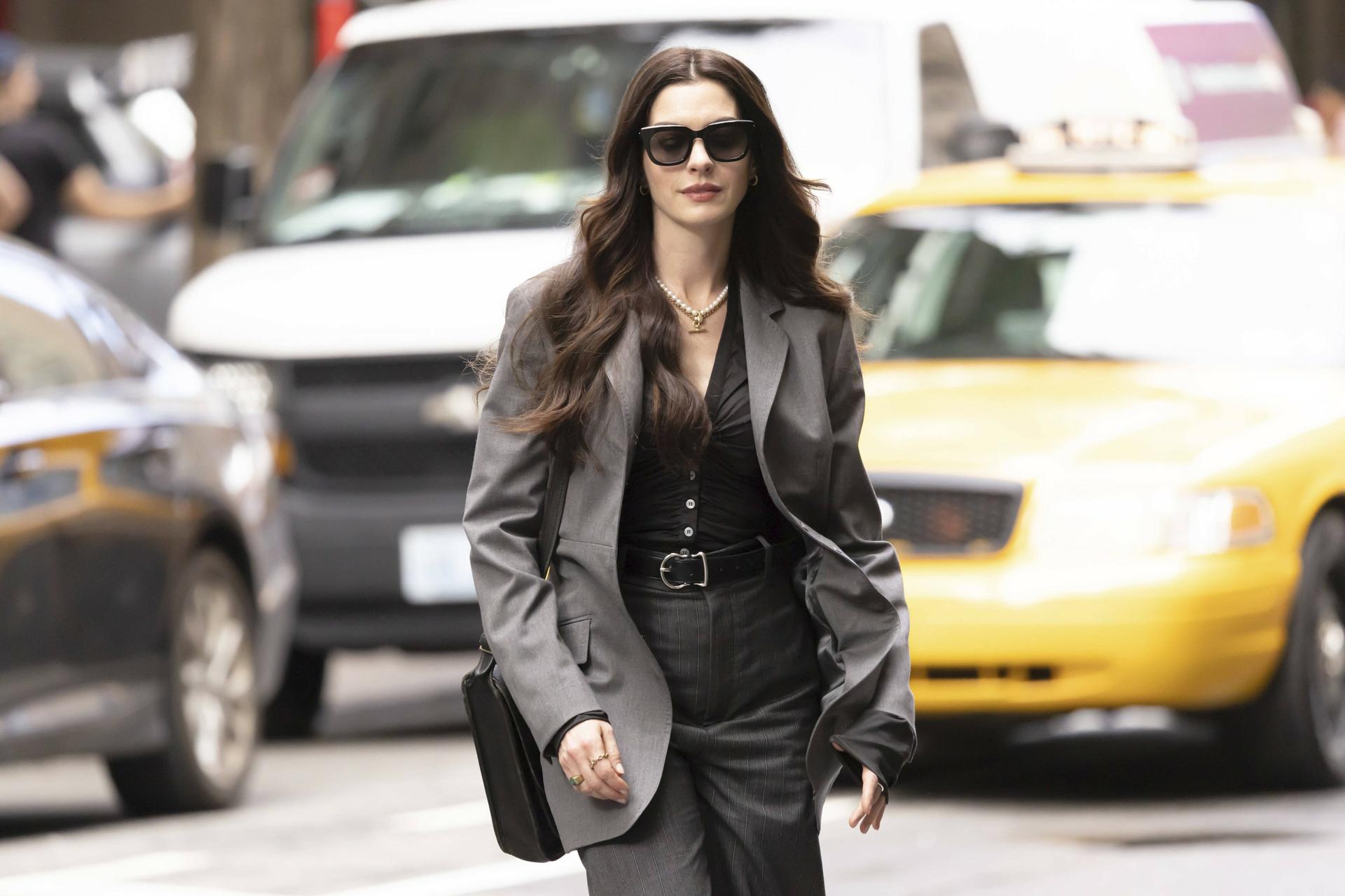Visoke potpetice su njezina propast! Anne Hathaway pala na setu filma ‘Vrag nosi Pradu 2‘, evo što je slomila
