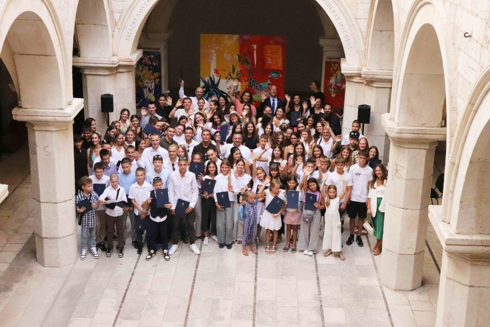 Dodjeljenje nagrade i priznanja za iznimne rezultate ostvarene na državnim natjecanjima i smotrama učenicima i mentorima