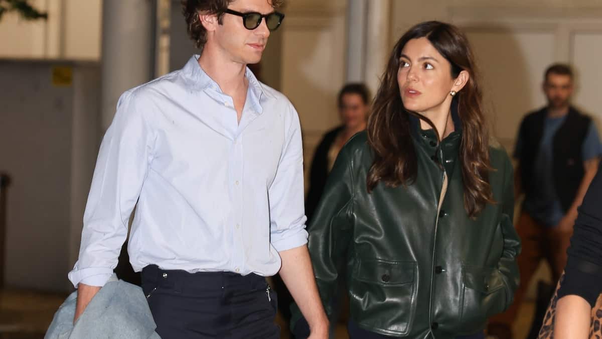 Službeno? Andrew Garfield i Monica Barbaro drže se za ruke