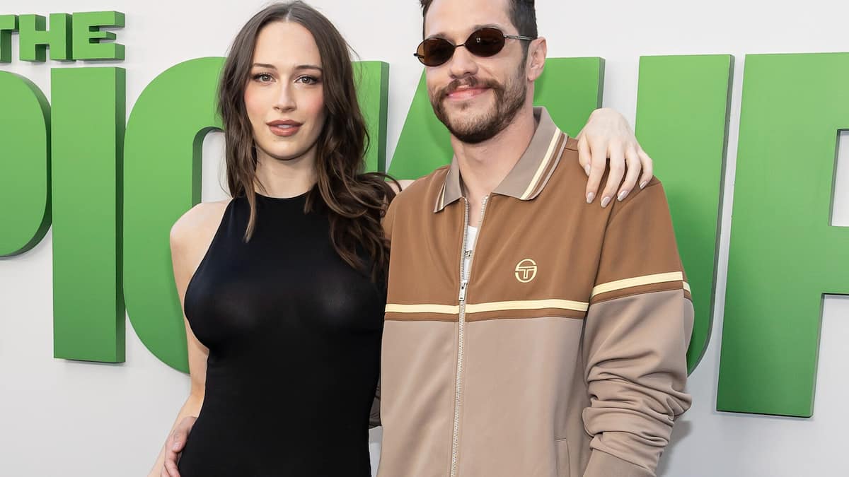 Djevojka Petea Davidsona Elsie Hewitt pokazuje rastuće bebe kvrga