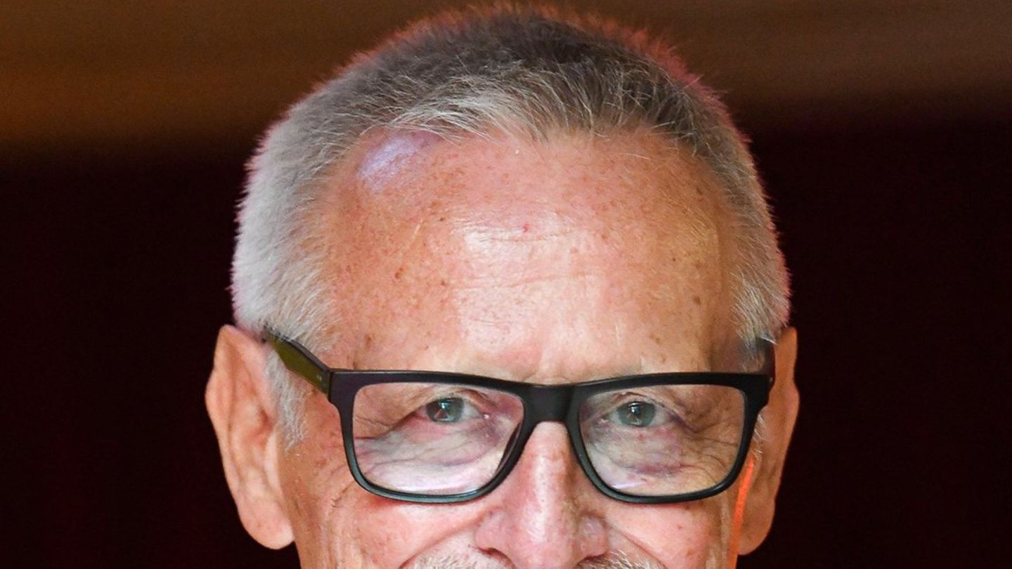 Konstantin Wecker: Teško može svirati klavir
