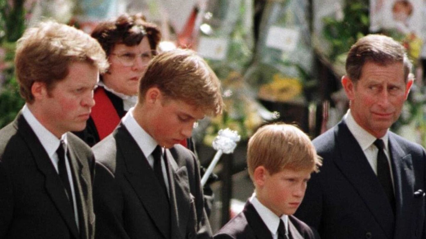 Dan smrti princeze Diane: Brat princeze Diane donosi cvijeće