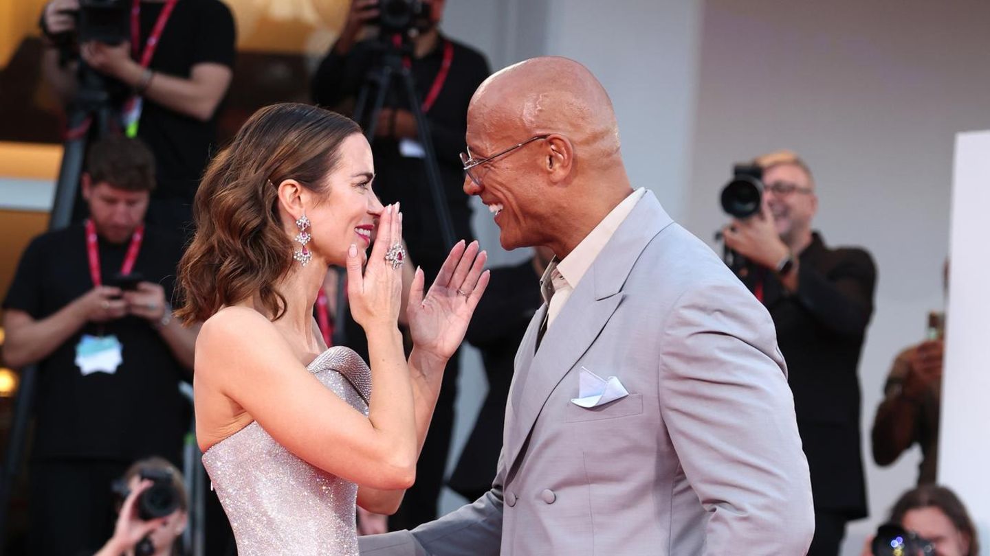 Emily Blunt u Veneciji: S ovim ogrtačem osigurava šaptanje na crveni tepih