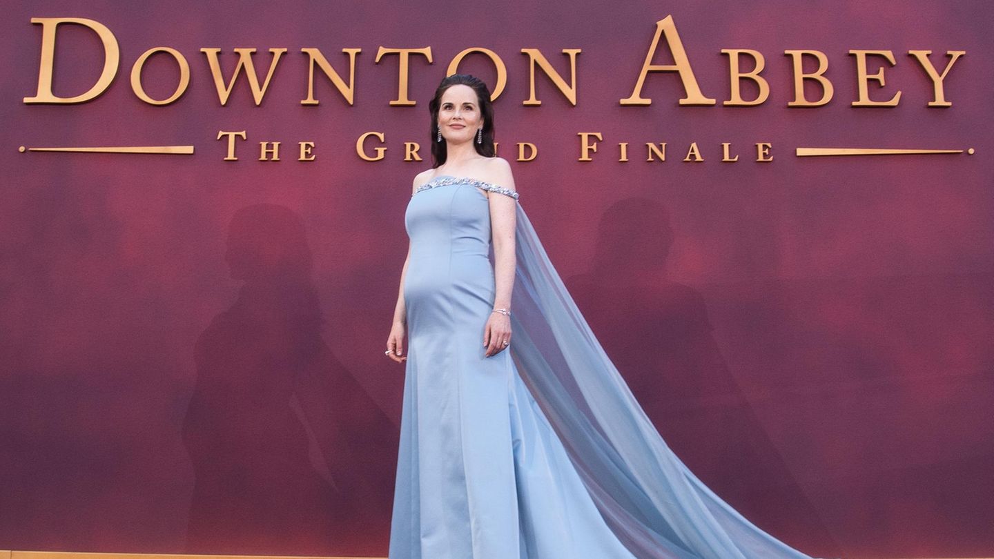 Trudna + glamurozna: trudna je! Michelle Dockery iznenađuje premijeru bebe na “Downton Abbey”
