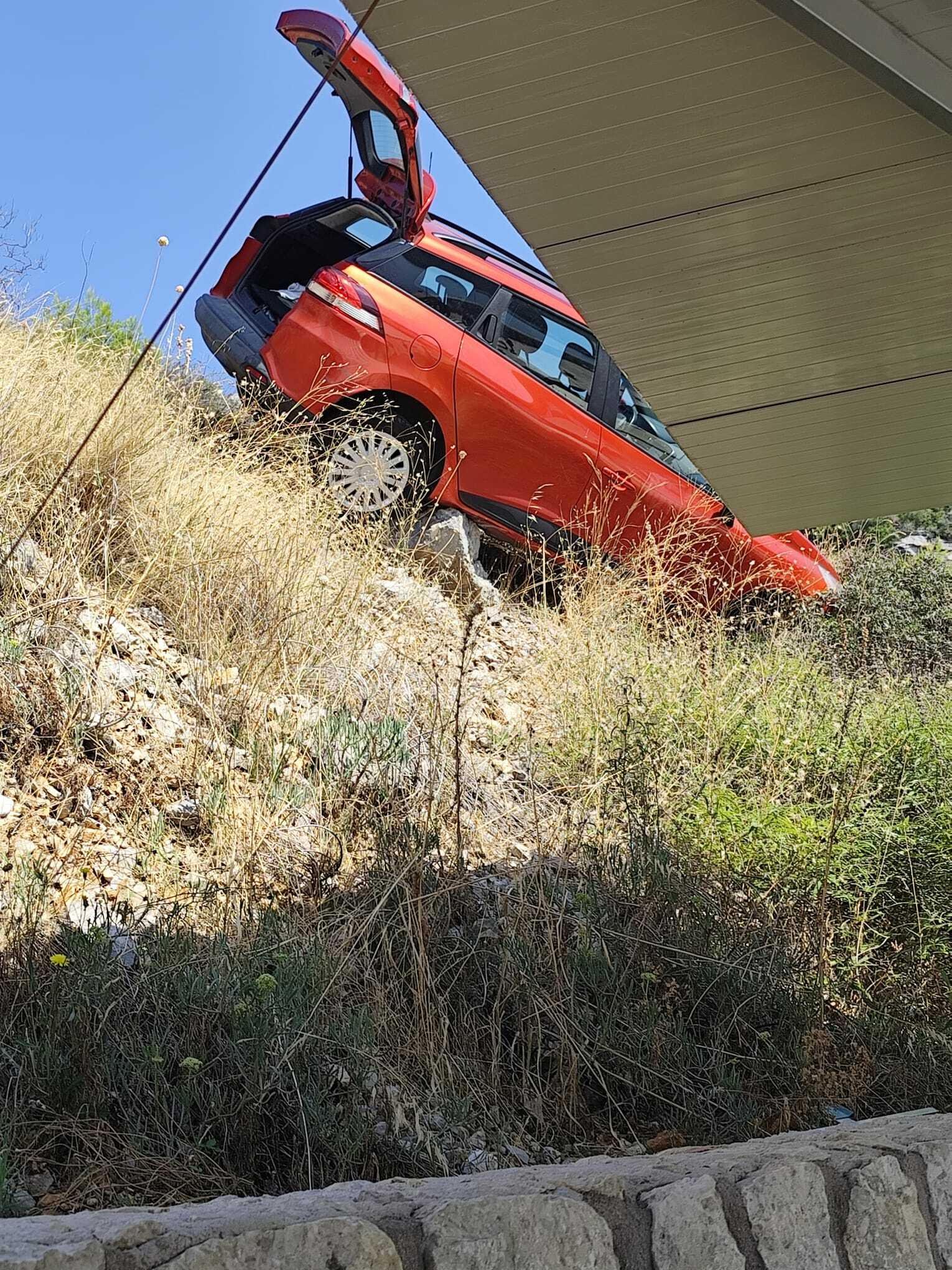 Za dlaku izbjegnuta tragedija: evo zašto je automobil umalo pao na štekat pun gostiju i što je spriječilo crni scenarij
